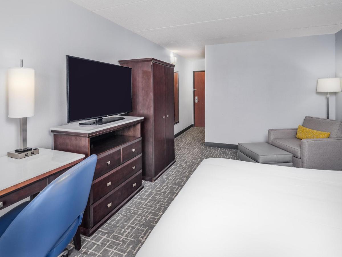 Hotel Crowne Plaza Milwaukee South By Ihg Exterior foto