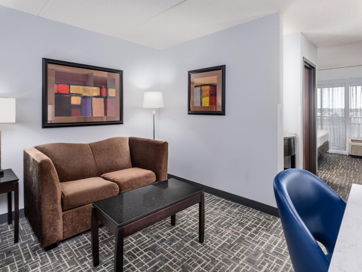 Hotel Crowne Plaza Milwaukee South By Ihg Exterior foto