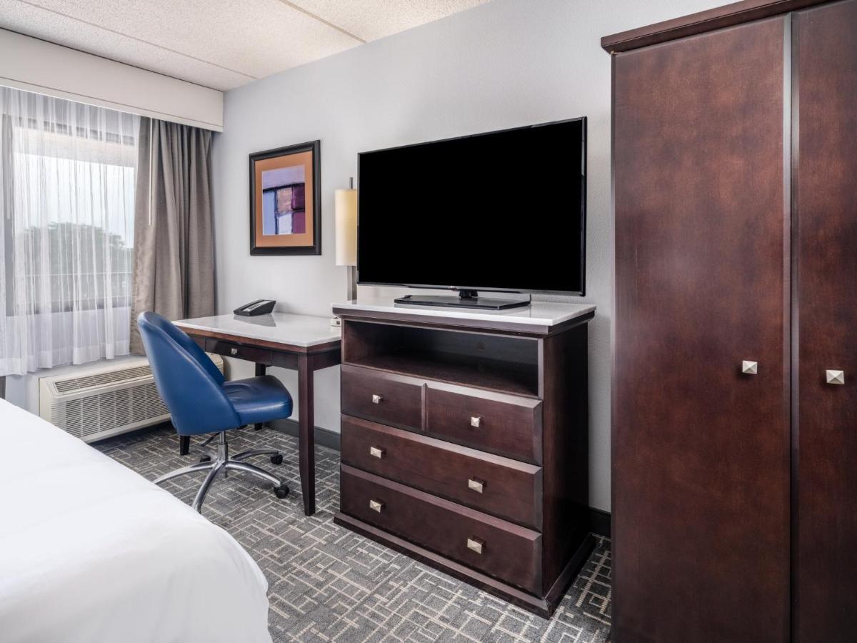 Hotel Crowne Plaza Milwaukee South By Ihg Exterior foto